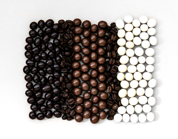 Granos de café “caracolillo” cubiertos de chocolate
    